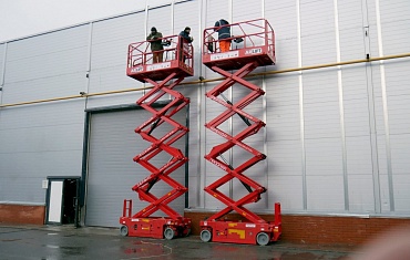 Два ножничных подъемника компании АРЛИФТ с рабочей высотой 12 метров