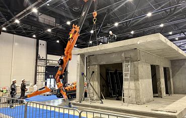 Работа мини-крана на выставке в Санкт-Петербурге